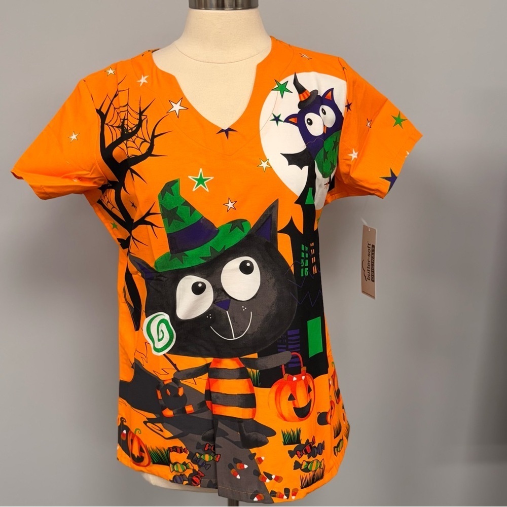 NWT Buttersoft Halloween Scrub Top M Spooky Black Cat & Owl Scrubs Medical Nurse